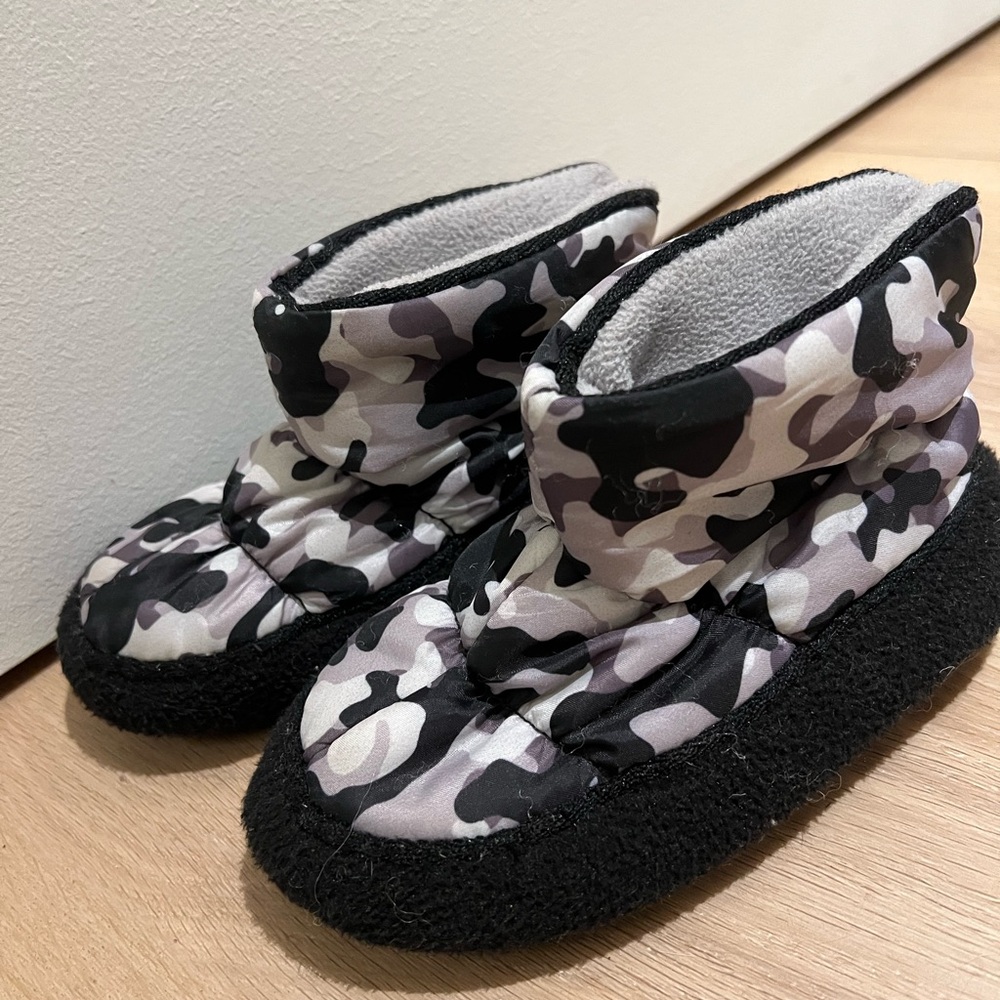 Dearfoams Black Slippers